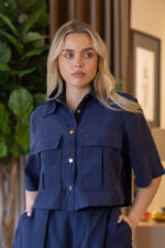 CAMISA CURTA AZUL MARINHO COM BOLSOS E BOTÕES DOURADOS LANÇA PERFUME
