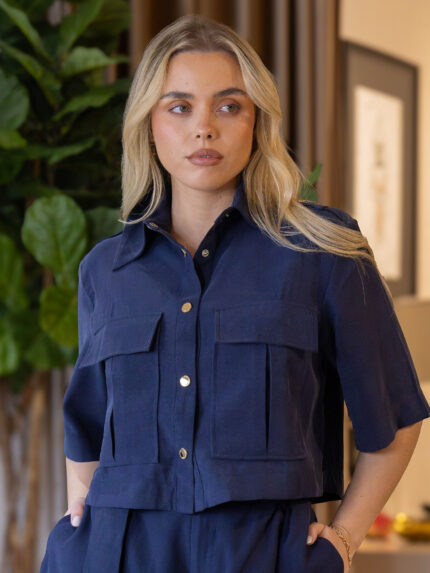 CAMISA CURTA AZUL MARINHO COM BOLSOS E BOTÕES DOURADOS LANÇA PERFUME