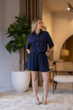CAMISA CURTA AZUL MARINHO COM BOLSOS E BOTÕES DOURADOS LANÇA PERFUME - Image 2