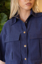 CAMISA CURTA AZUL MARINHO COM BOLSOS E BOTÕES DOURADOS LANÇA PERFUME - Image 6