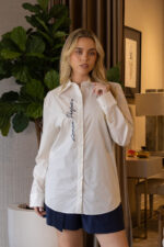 CAMISA BRANCA COM LOGÓTIPO BORDADO LANÇA PERFUME - Image 2