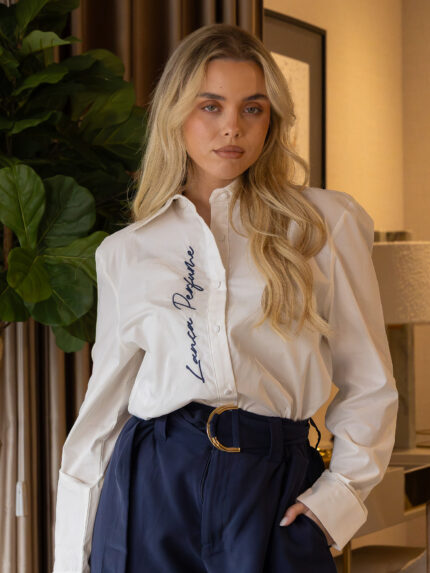 CAMISA BRANCA COM LOGÓTIPO BORDADO LANÇA PERFUME