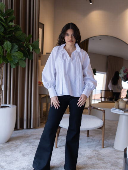 BLUSA BRANCA COM GOLA FRANZIDA E TIRAS PARA LAÇO PONTO CHIC