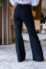 CALÇA DE GANGA FLARE PRETA COM BOTÕES DOURADOS PONTO CHIC - Image 4