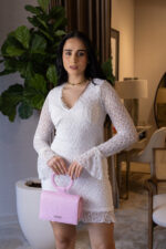 VESTIDO CURTO BRANCO TEXTURIZADO COM DECOTE EM V PONTO CHIC - Image 4