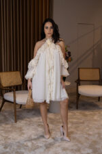 VESTIDO FLUIDO CREME COM FOLHOS OMBRO DESCOBERTO PONTO CHIC