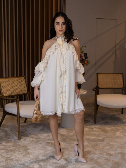 VESTIDO FLUIDO CREME COM FOLHOS OMBRO DESCOBERTO PONTO CHIC