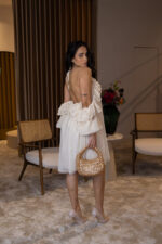 VESTIDO FLUIDO CREME COM FOLHOS OMBRO DESCOBERTO PONTO CHIC - Image 6