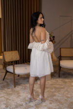 VESTIDO FLUIDO CREME COM FOLHOS OMBRO DESCOBERTO PONTO CHIC - Image 7