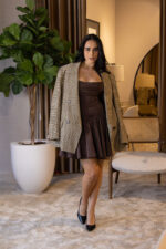 VESTIDO CURTO CASTANHO COM LAÇO NO PESCOÇO PONTO CHIC - Image 2