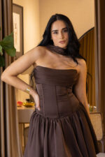 VESTIDO CURTO CASTANHO COM LAÇO NO PESCOÇO PONTO CHIC - Image 3