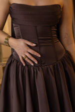 VESTIDO CURTO CASTANHO COM LAÇO NO PESCOÇO PONTO CHIC - Image 5