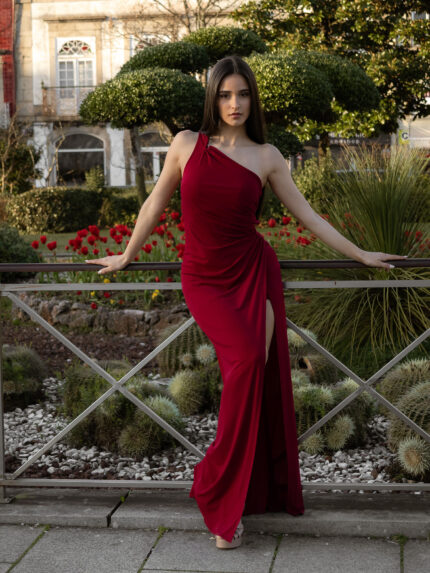 VESTIDO COMPRIDO BORDÔ ASSIMÉTRICO COM DRAPEADO PONTO CHIC