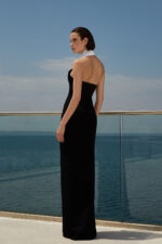 VESTIDO LONGO PRETO COM GOLA BRANCA PONTO CHIC - Image 3