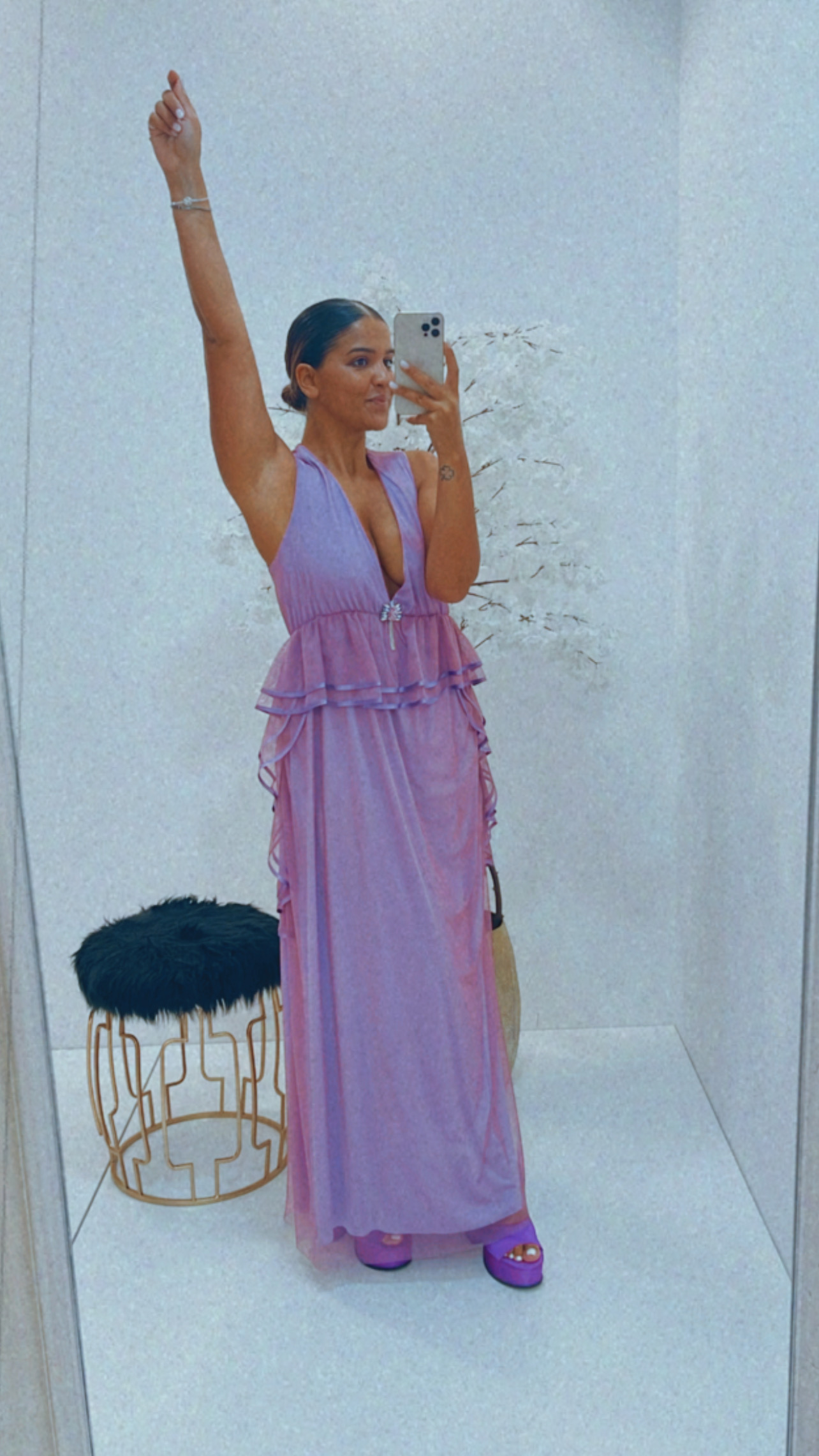 {“eId”:”497349758137311″,”CameraPosition”:1} VESTIDO LONGO LILÁS COM FOLHOS E DECOTE PROFUNDO PONTO CHIC - Image 1