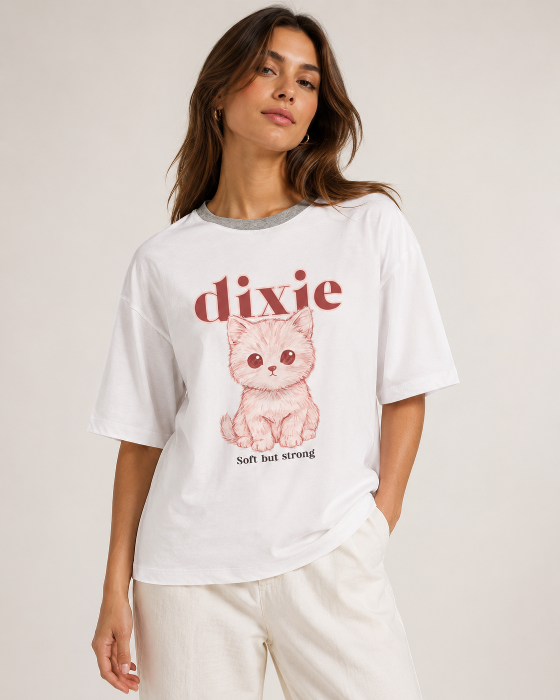ChatGPT Image 1_06_2026, 18_55_40 T-SHIRT BRANCA COM GATO SOFT BUT STRONG DIXIE - Image 1