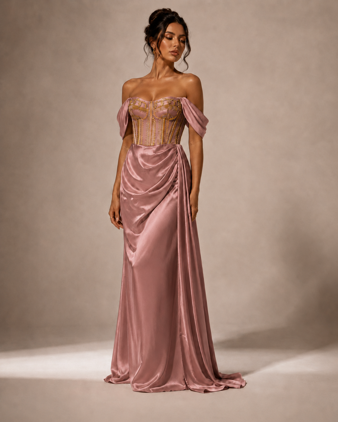 ChatGPT Image 2_06_2026, 19_24_56 VESTIDO COMPRIDO ROSA SECO ACETINADO COM CORPETE E APLICAÇÕES DOURADAS PONTO CHIC - Image 1