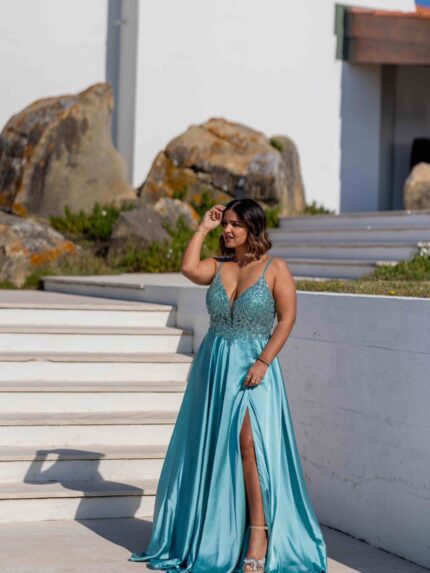 VESTIDO LONGO AZUL COM CORPETE TRABALHADO E RACHA PONTO CHIC