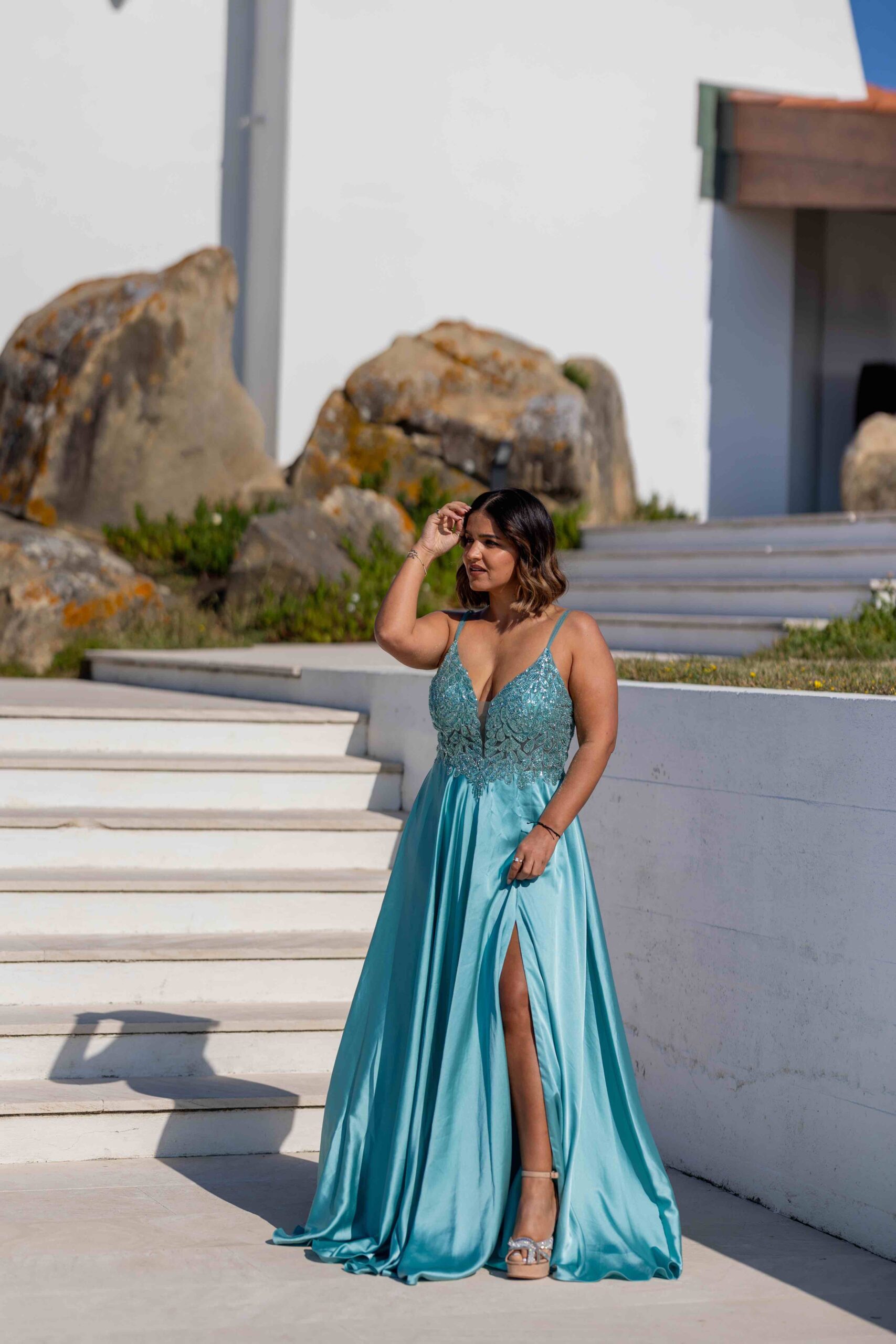 F1BL0023-scaled VESTIDO LONGO AZUL COM CORPETE TRABALHADO E RACHA PONTO CHIC - Image 1