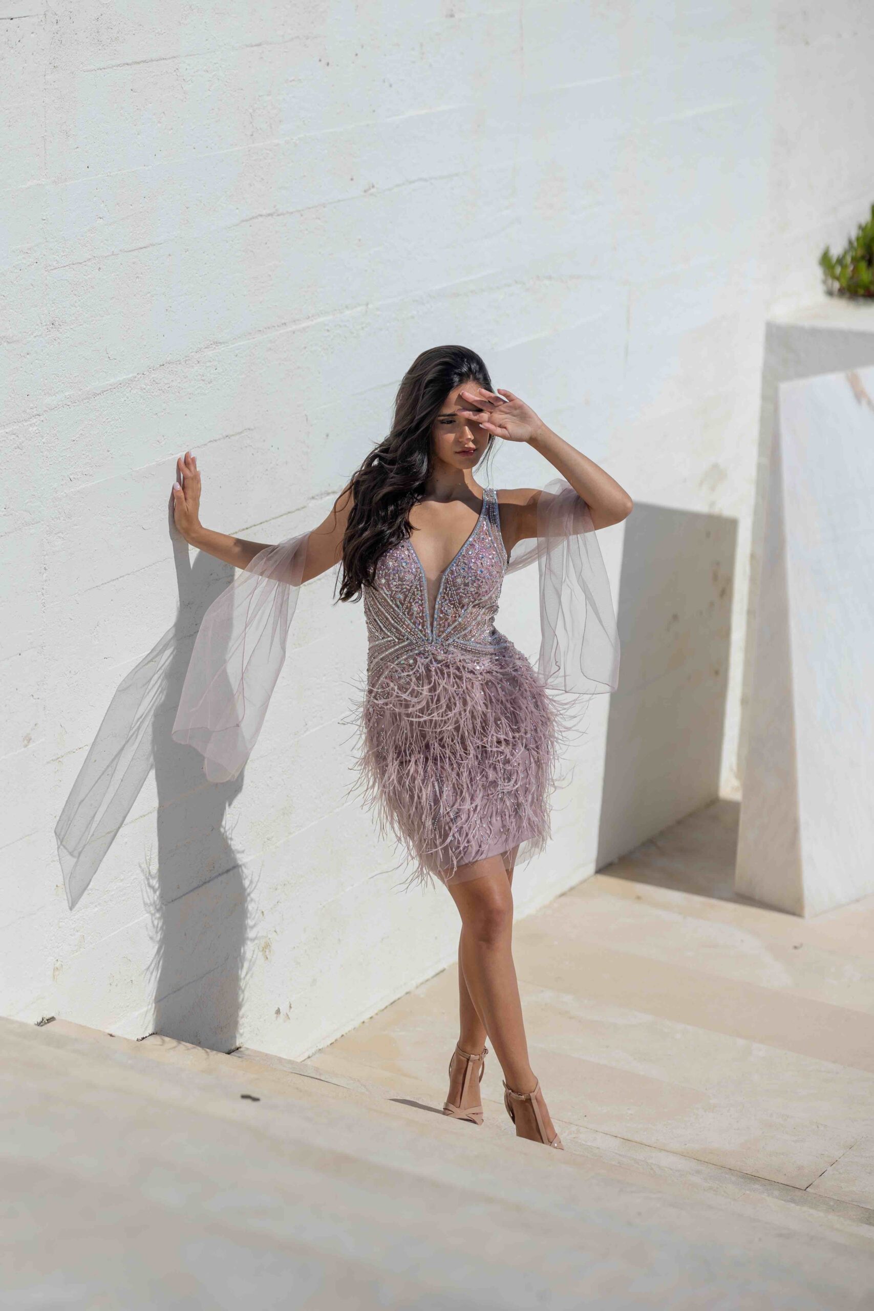 F1BL0343-scaled VESTIDO CURTO ROSA SECO BORDADO COM PLUMAS E MANGAS EM TULE PONTO CHIC - Image 1