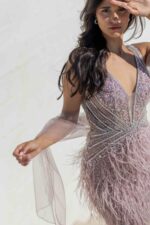 VESTIDO CURTO ROSA SECO BORDADO COM PLUMAS E MANGAS EM TULE PONTO CHIC - Image 4