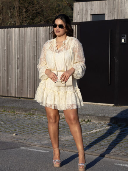 VESTIDO EM RENDA BEGE RINASCIMENTO