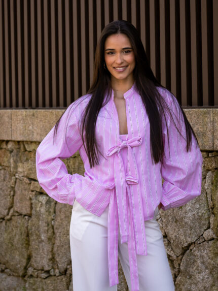 CAMISA ROSA BEBÉ ÀS RISCAS COM LAÇOS PONTO CHIC