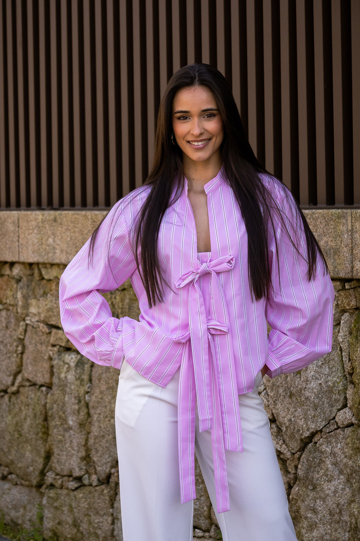 IMG_4739 CAMISA ROSA BEBÉ ÀS RISCAS COM LAÇOS PONTO CHIC - Image 1