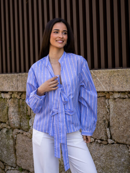 CAMISA AZUL ÀS RISCAS COM LAÇOS PONTO CHIC