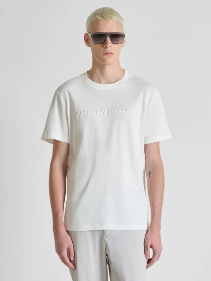T-SHIRT BRANCA COM LOGOTIPO EM RELEVO ANTONY MORATO