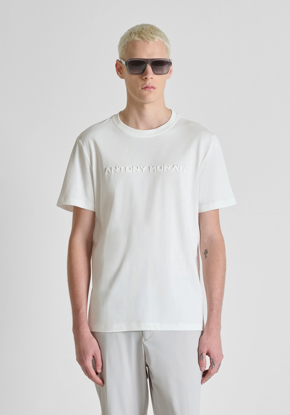 MMKS02646-FA100258-1011_02 T-SHIRT BRANCA COM LOGOTIPO EM RELEVO ANTONY MORATO - Image 1
