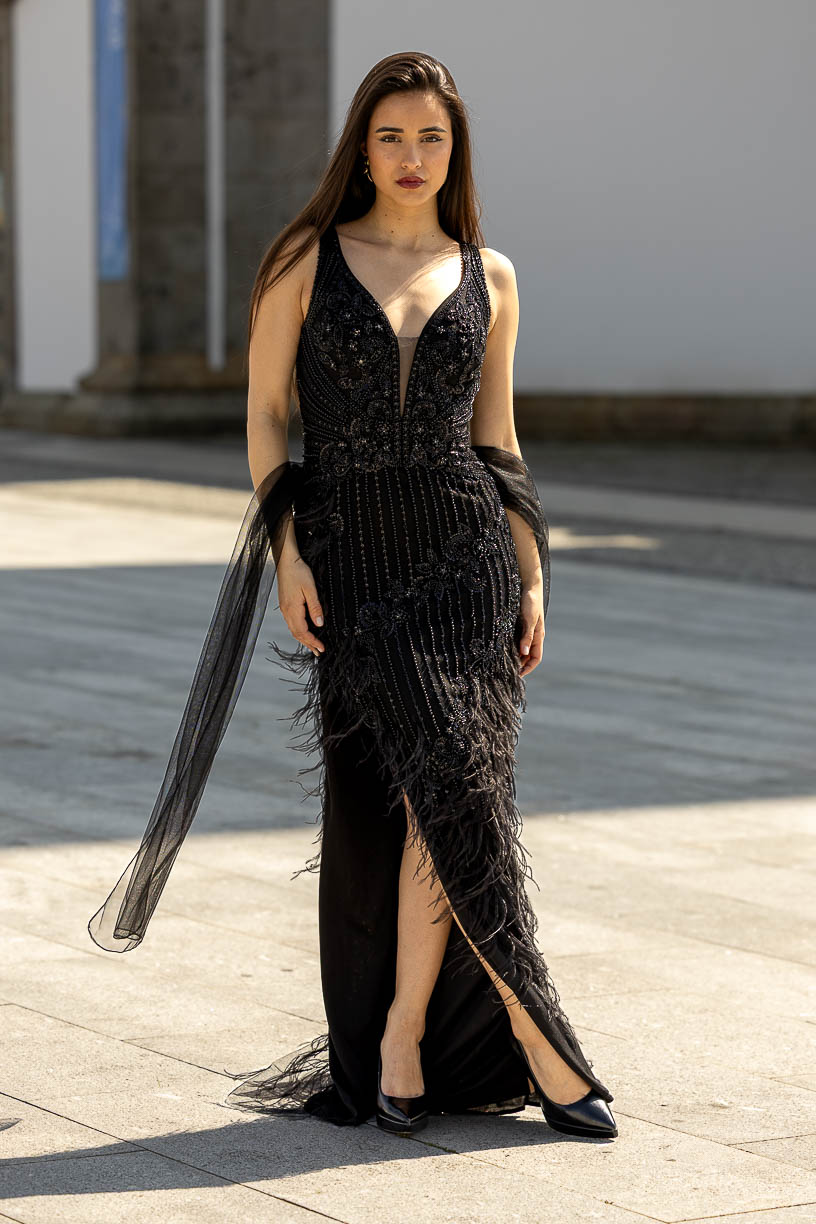 PC-50-1 VESTIDO PRETO COM BRILHO E PENAS PONTO CHIC - Image 1