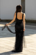VESTIDO PRETO COM BRILHO E PENAS PONTO CHIC - Image 3