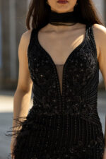 VESTIDO PRETO COM BRILHO E PENAS PONTO CHIC - Image 4