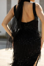VESTIDO PRETO COM BRILHO E PENAS PONTO CHIC - Image 6