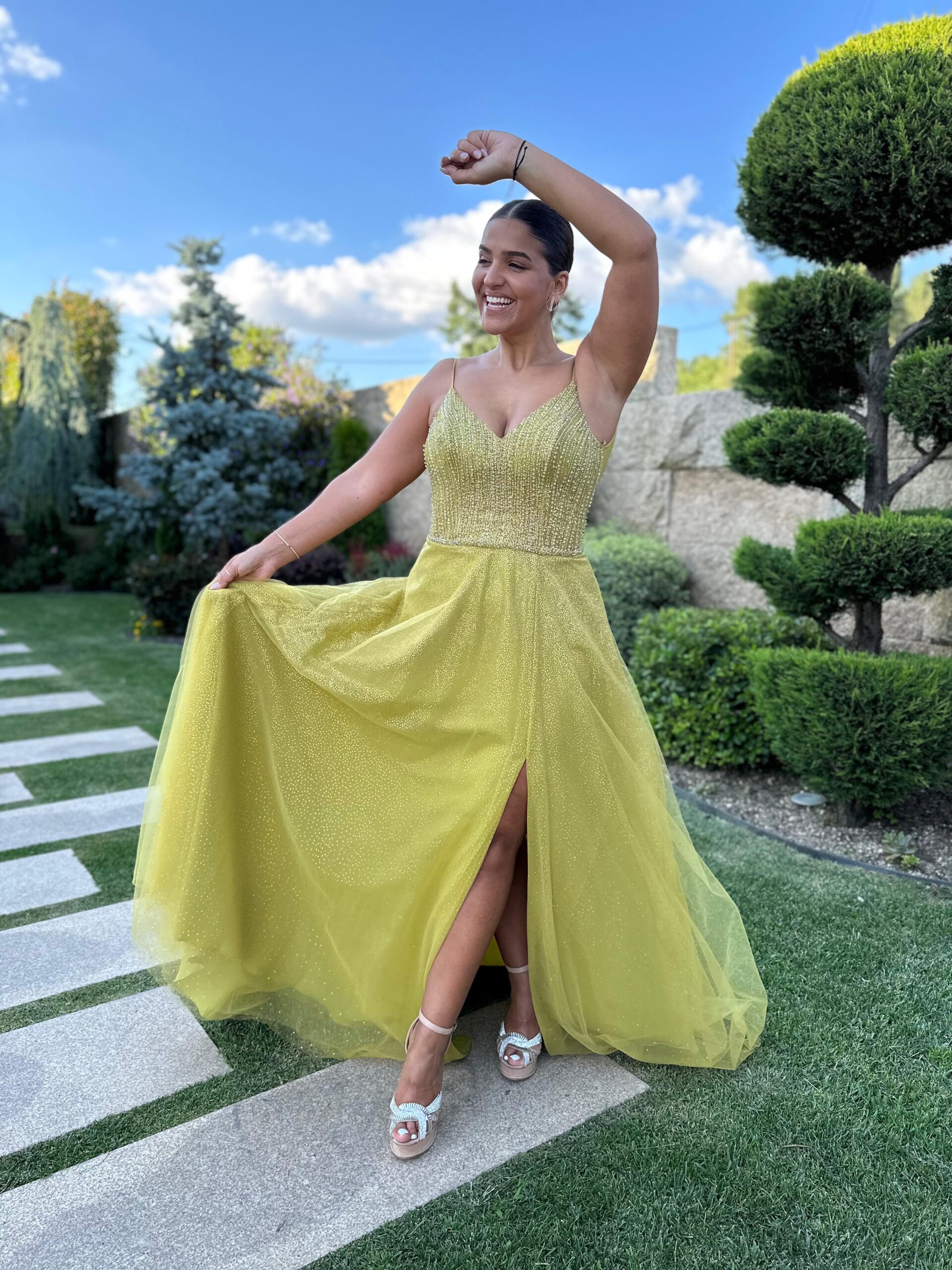 WhatsApp-Image-2024-06-12-at-18.51.45-scaled VESTIDO LONGO VERDE OLIVA COM TULE E APLICAÇÕES DE BRILHO PONTO CHIC - Image 1