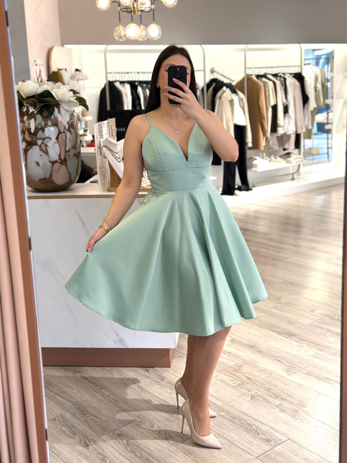 WhatsApp Image 2026-02-10 at 15.07.23 (1) VESTIDO CURTO VERDE ÁGUA COM DECOTE EM V PONTO CHIC - Image 1