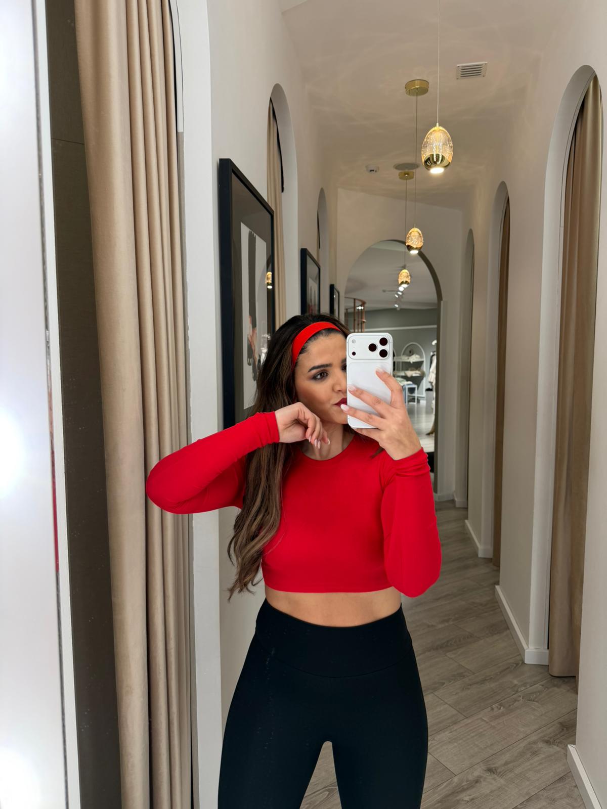 WhatsApp Image 2026-02-12 at 20.15.16 TOP CROPPED VERMELHO MANGA COMPRIDA PONTO CHIC - Image 1