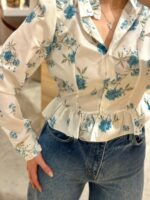 BLUSA FLORAL BRANCA E AZUL PONTO CHIC - Image 5