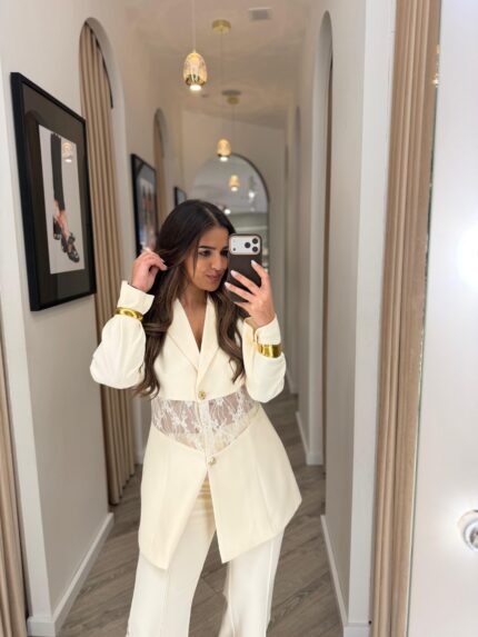 BLAZER BEGE COM DETALHE EM RENDA PONTO CHIC