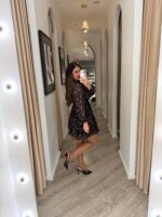 VESTIDO CURTO FLORAL PRETO COM ROSAS PONTO CHIC - Image 3