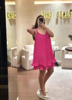 VESTIDO CURTO PLISSADO ROSA COM APLICAÇÃO NO DECOTE PONTO CHIC