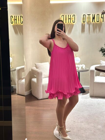 VESTIDO CURTO PLISSADO ROSA COM APLICAÇÃO NO DECOTE PONTO CHIC