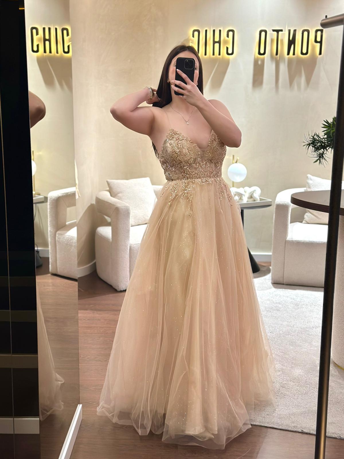 WhatsApp Image 2026-02-18 at 12.43.01 (1) VESTIDO LONGO CHAMPANHE BORDADO COM TULE PONTO CHIC - Image 1