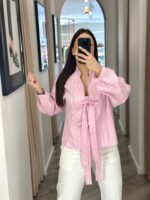 CAMISA ROSA BEBÉ ÀS RISCAS COM LAÇOS PONTO CHIC - Image 4