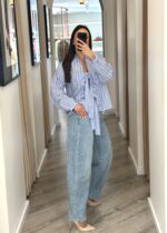 CAMISA AZUL ÀS RISCAS COM LAÇOS PONTO CHIC - Image 4