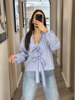 CAMISA AZUL ÀS RISCAS COM LAÇOS PONTO CHIC - Image 5
