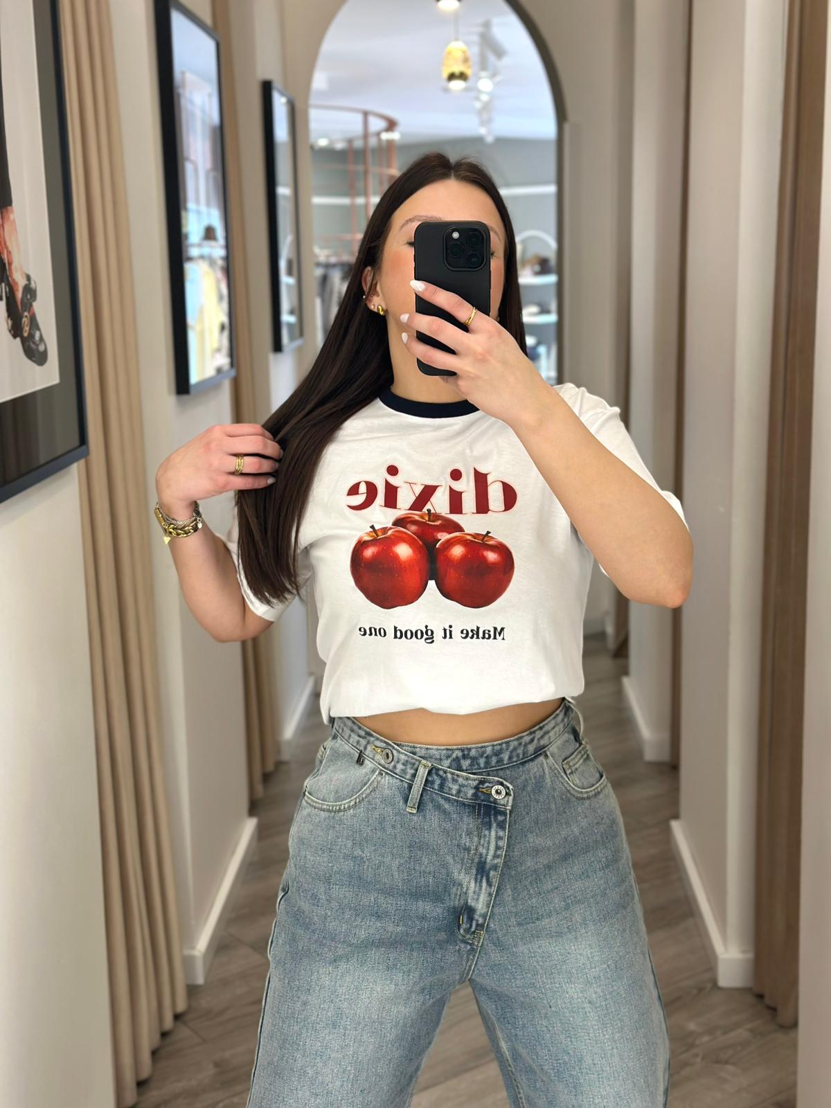 WhatsApp Image 2026-02-27 at 17.29.00 (2) T-SHIRT BRANCA COM MAÇÃS MAKE IT GOOD ONE DIXIE - Image 1