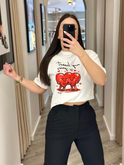 T-SHIRT BRANCA COM ESTAMPADO CORAÇÕES DIXIE