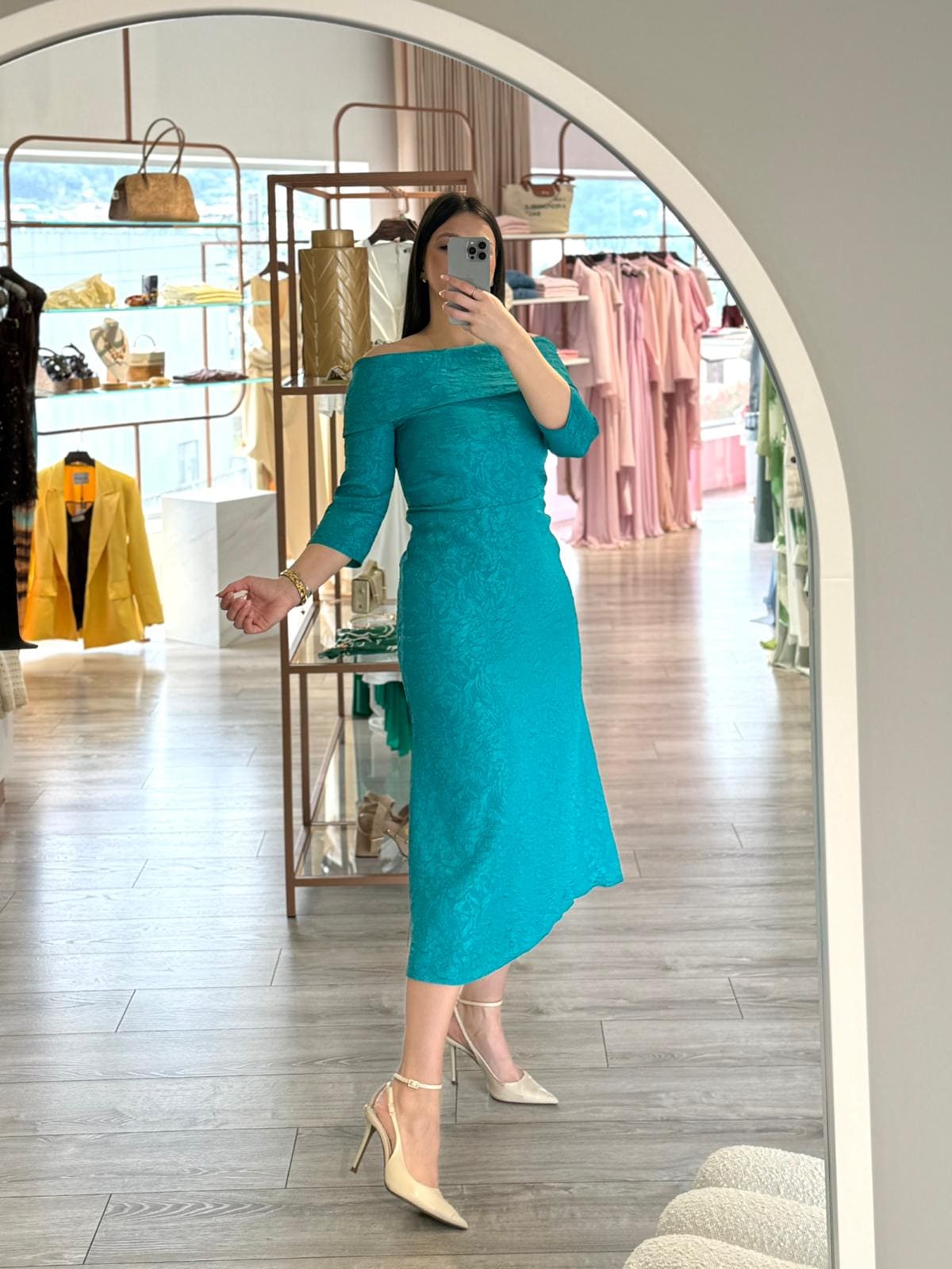WhatsApp Image 2026-05-19 at 12.40.19 (1) VESTIDO MIDI AZUL TURQUESA TEXTURADO CAI-CAI PONTO CHIC - Image 1